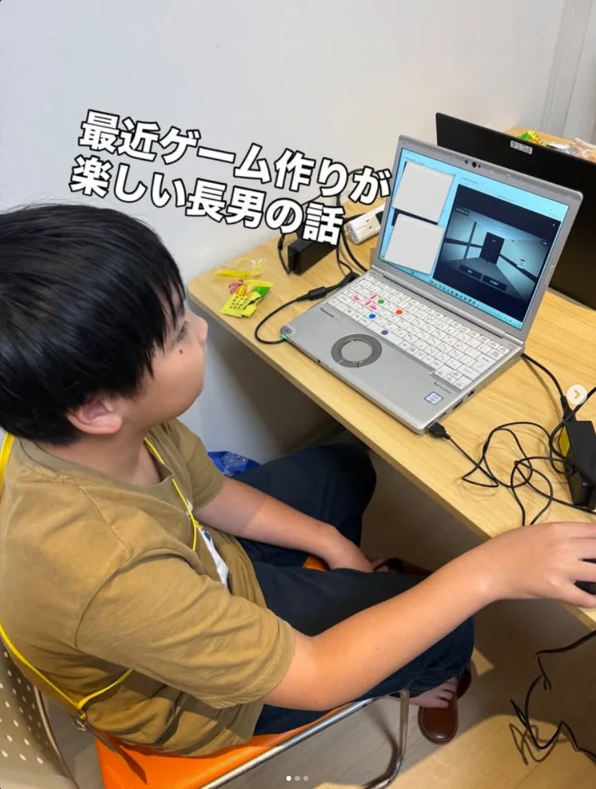 放課後ラボで、男の子がノートパソコンに向かってゲームを作っている様子