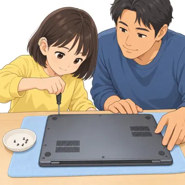 パソコンの中身と周辺機器 パソコンの中身と周辺機器 中身:ノートPCの裏ぶたをドライバーで開ける手元